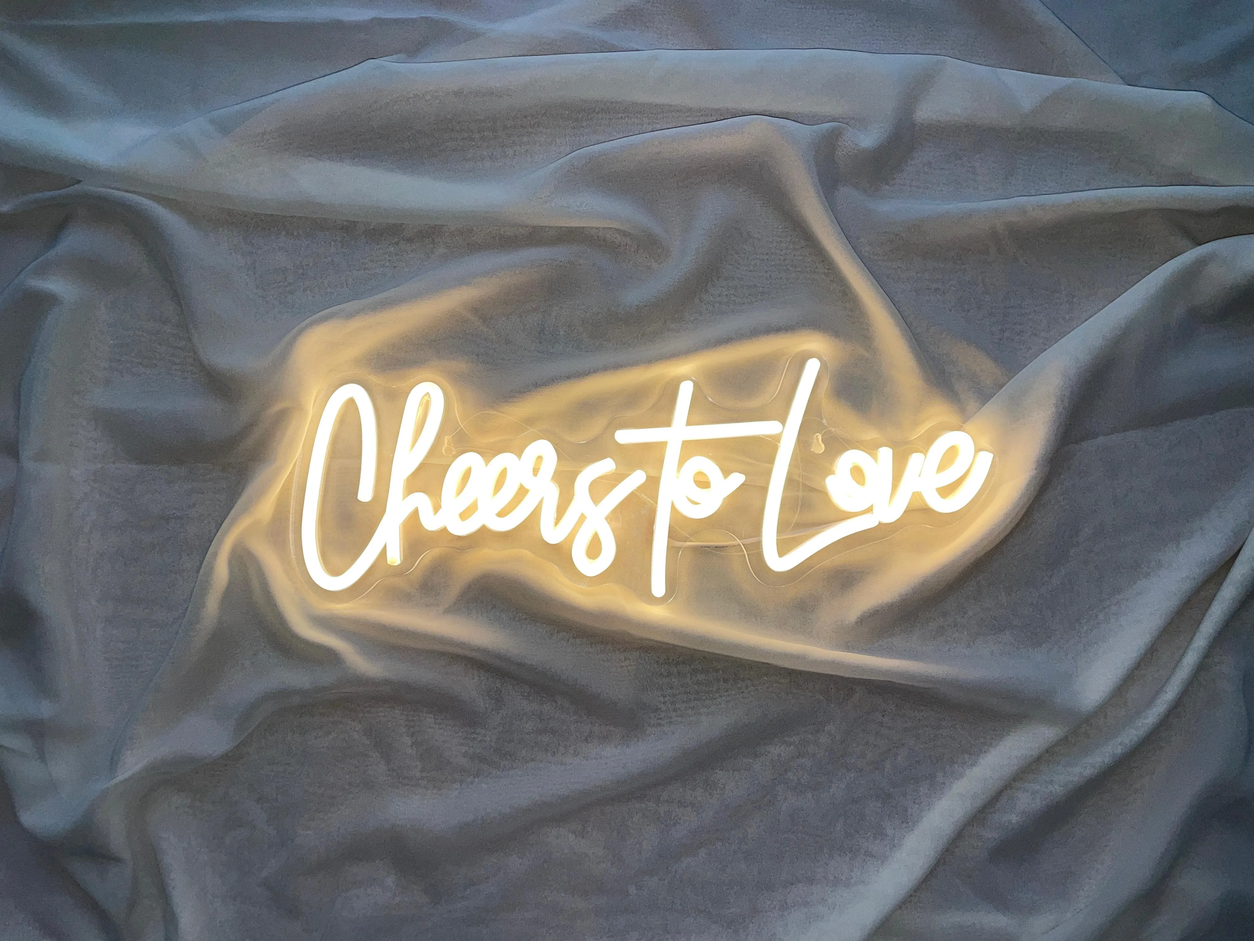 Cheers to Love neonski natpis
