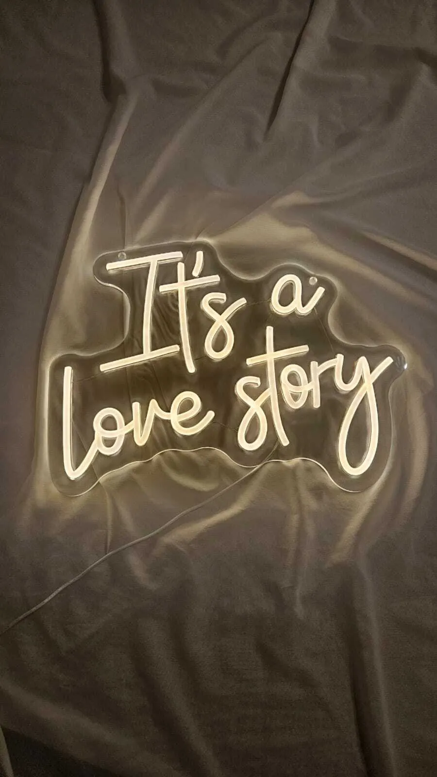It's a Love story neonski natpis