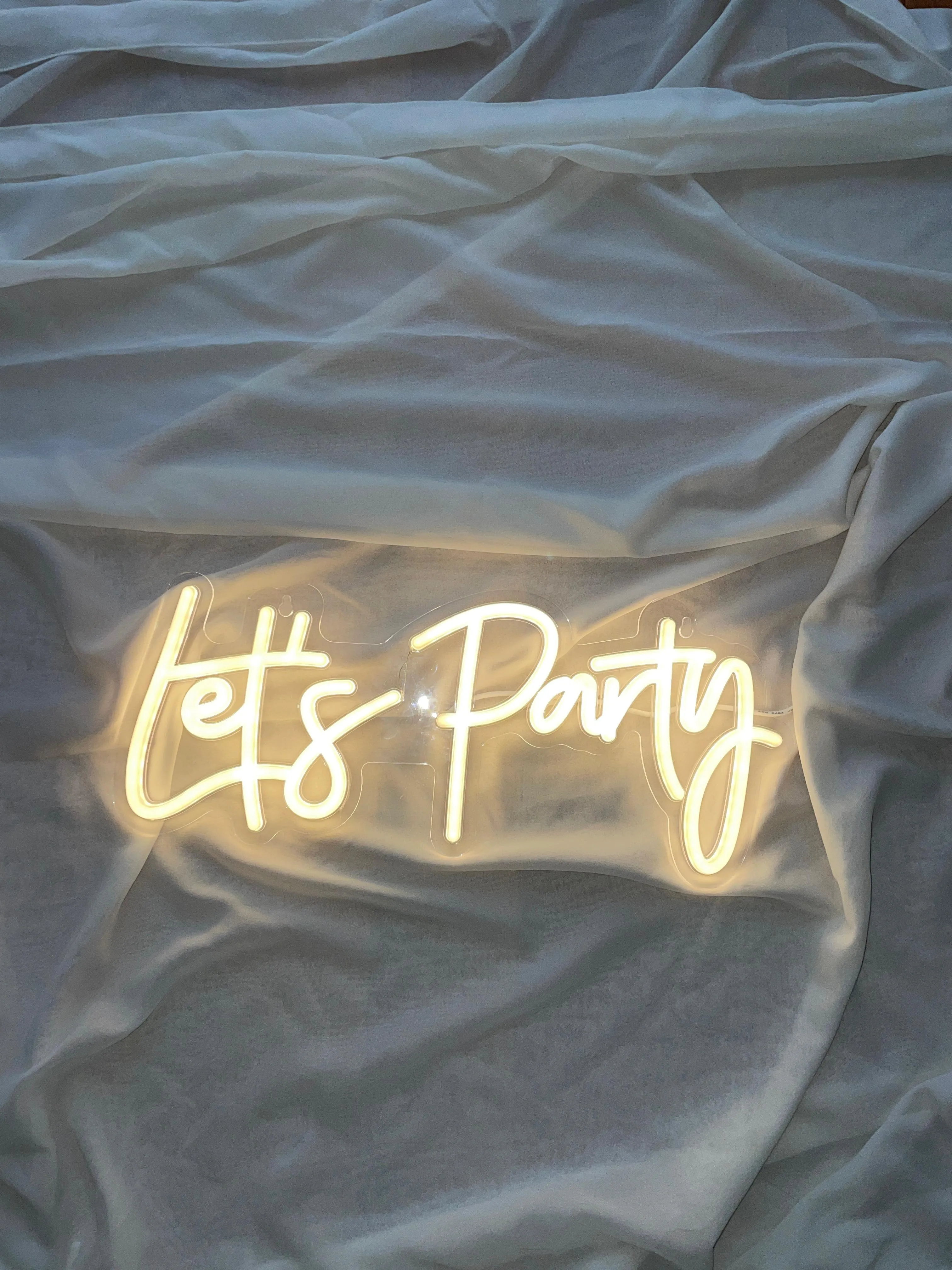 Let's party neonski natpis