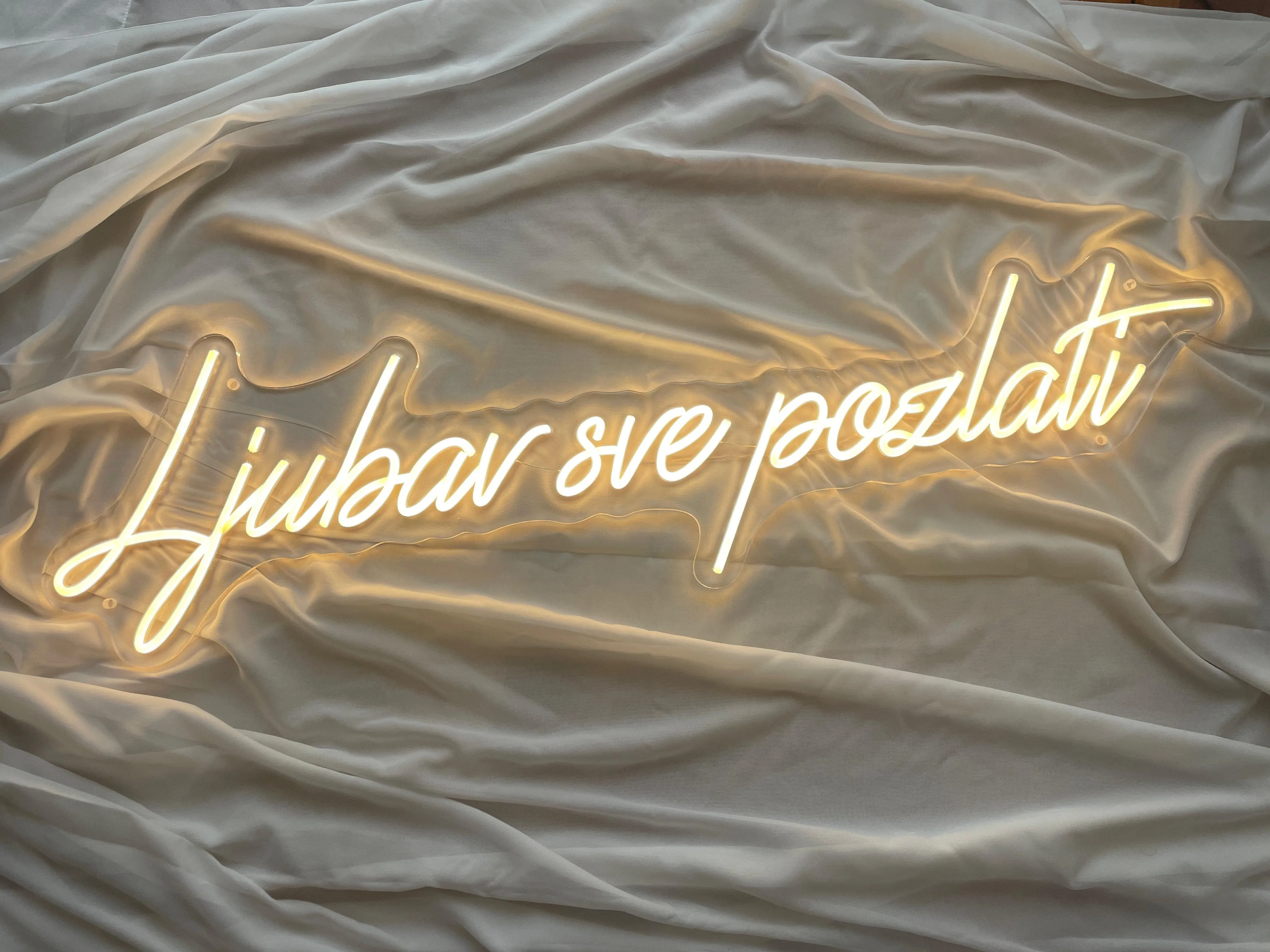 Ljubav sve pozlati neonski natpis